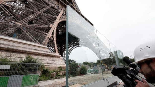 Kulla Eiffel rrethohet me mure xhami anti-plumb për të ndaluar terrorizmin