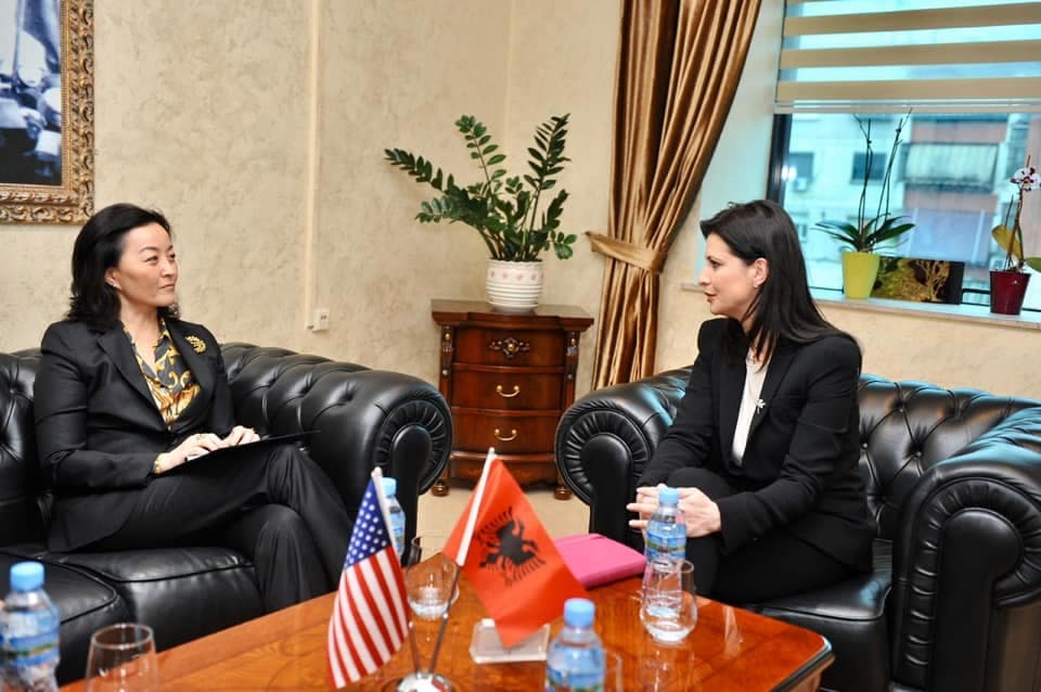          Takimi i Yuri Kim me ministrat e qeverisë/ Ambasada amerikane: Mbështetje në rrugën e Shqipërisë drejt anëtarësimit në BE