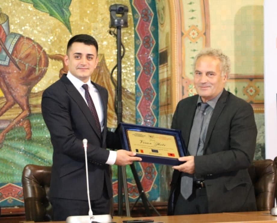 Visar Zhiti dekorohet në Rumani (FOTO)