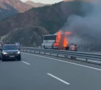 Autobusi merr flakë në autostradë (VIDEO)