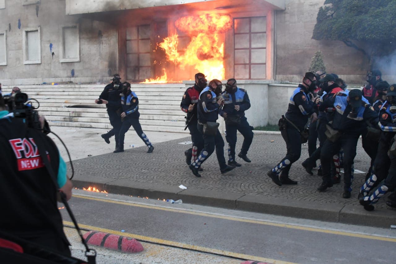 Protesta/ Zjarr derës së Kryeministrisë (FOTO)
