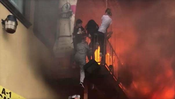 Vajzat hidhen nga ballkoni për t'i shpëtuar zjarrit (VIDEO)