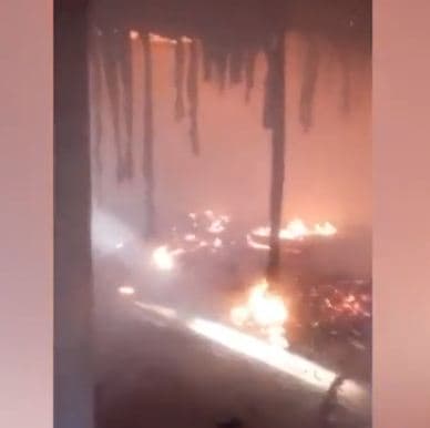 Shkrumbohet nga flakët shtëpia dy katëshe