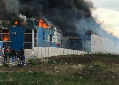 Zjarr në fabrikën e përpunimit të mbetjeve në Mëzez (VIDEO)