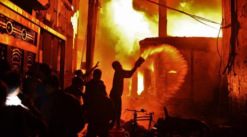 Zjarri lë 80 të vdekur në lagjen historike në kryeqytetin e Bangladeshit (VIDEO)