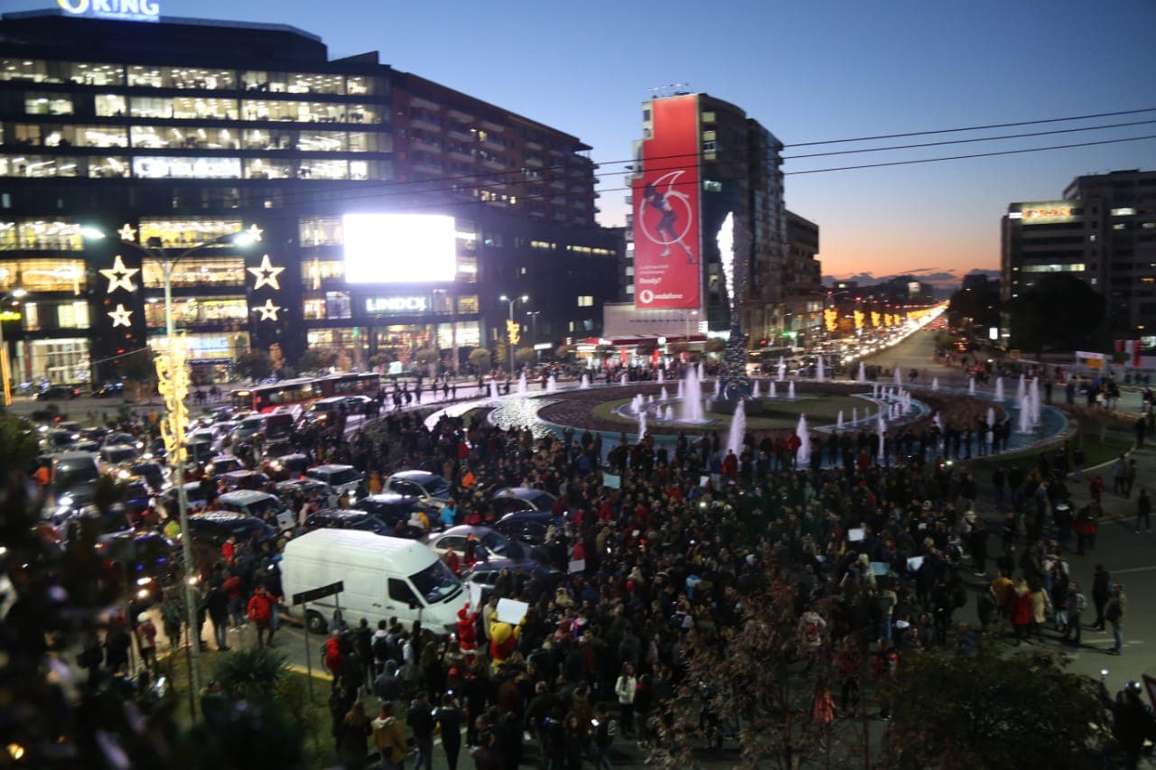 Skadon ultimatumi, protesta vazhdon, studentët bllokojnë “Zogun e Zi”