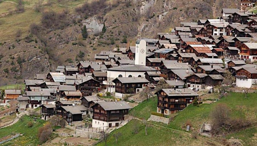 Tjetër ofertë, 25 mijë franga për të gjithë ata që dëshirojnë të jetojnë në fshatin zviceran (VIDEO)