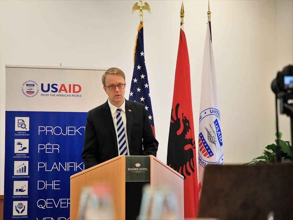 Ambasada e SHBA: Zyrtarët e korruptuar po luftojnë reformat në Shqipëri