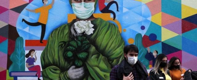 Një e katërta e shpërthimeve të reja janë të lidhura me vendet e punës, Franca urdhëron përdorimin e maskës në zyrë