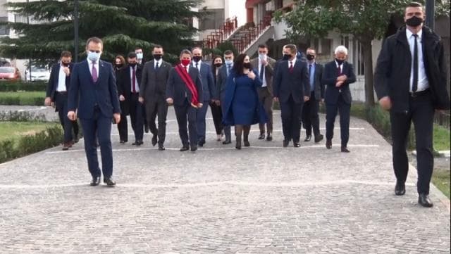 Vjosa Osmani viziton Lezhën, takon kryebashkiakun Pjerin Ndreu