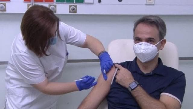 Fillon vaksinimi në Greqi, Mitsotakis ndër të parët që bën vaksinën