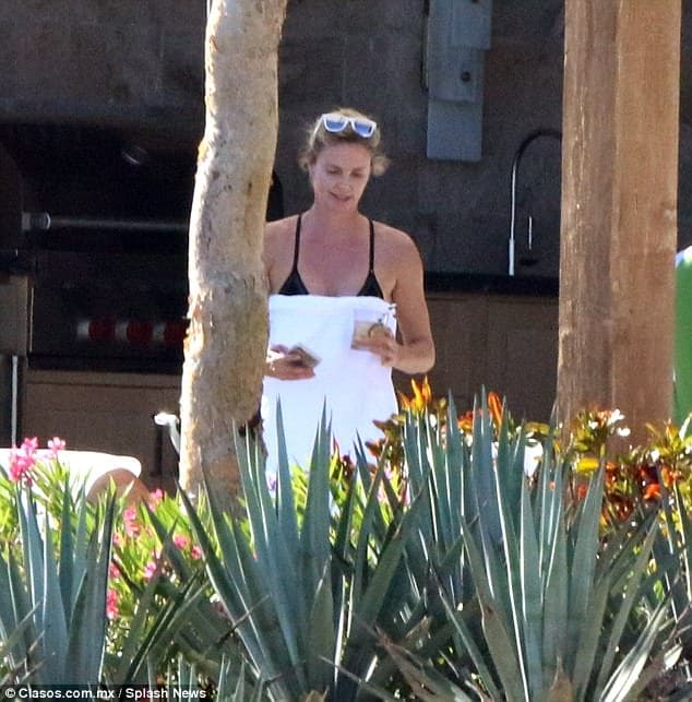 Charlize Theron nën diellin e Meksikës (FOTO)