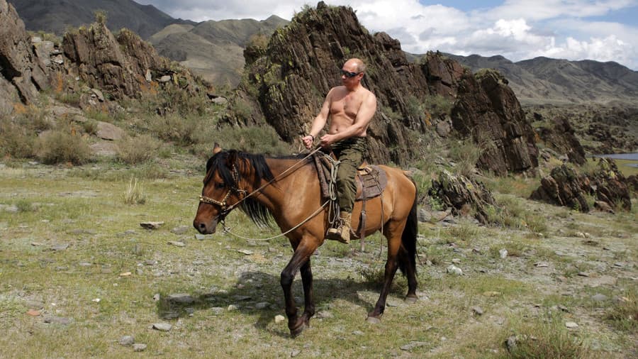 Putin shpjegohet për fotot pa këmishë