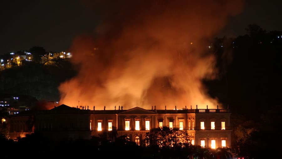 200 vjet histori dhe kërkime shkencore, shkrumbohet Muzeu Kombëtar i Brazilit (FOTO/ VIDEO)