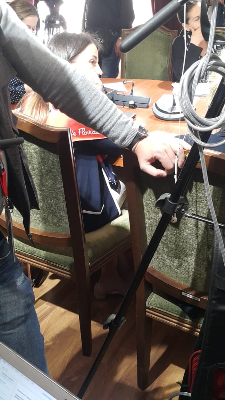 Sikleti i takave, Rudina Hajdari relaksohet në Komisionin e Integrimit (FOTO)