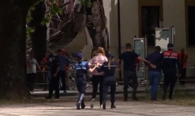 Shembja e Teatrit Kombëtar/ Përplasje e dhunshme mes protestuesve dhe Policisë