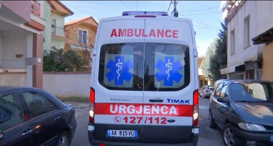Tiranë, 66-vjeçari gjendet i pajetë në një parking automjetesh