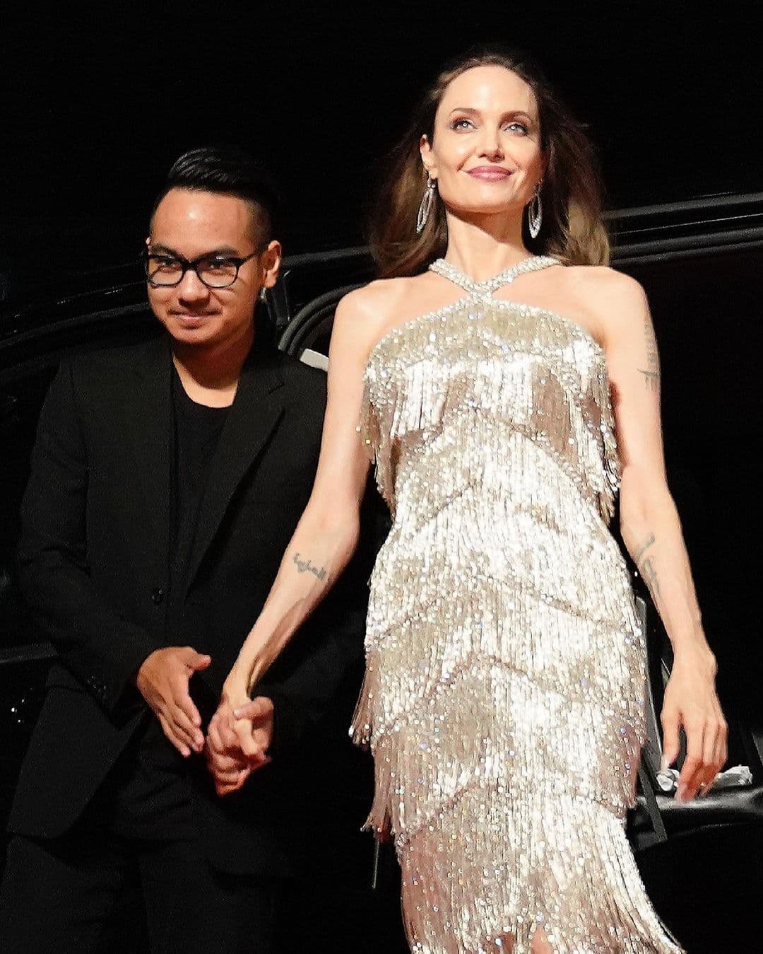 Djali i Angelina Jolie dhe Brad Pitt dëshmon kundër të atit për dhunë në familje