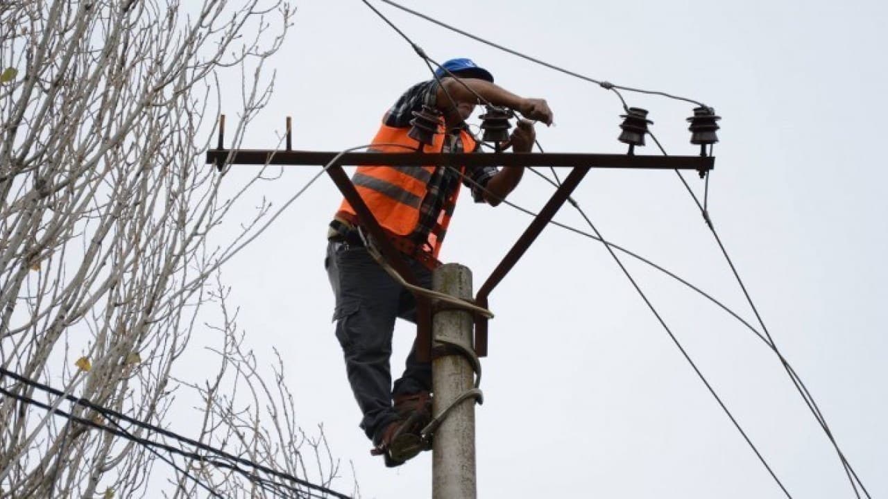 Zona të tëra pa energji elektrike në Tiranë