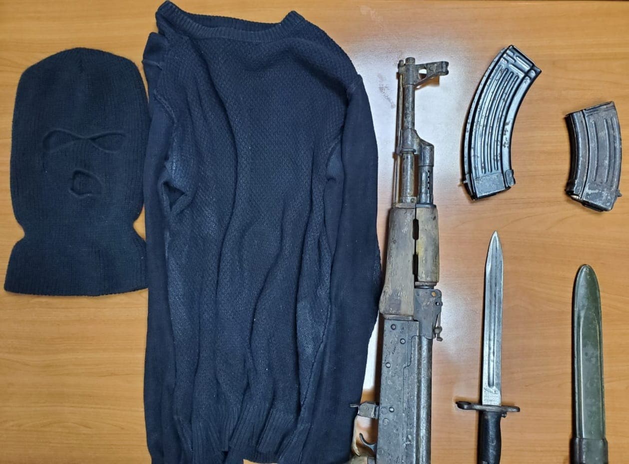 Arrestohet 25-vjeçari që u plagos në Durrës, gjatë kontrollit në banesë iu gjet armë dhe municion luftarak