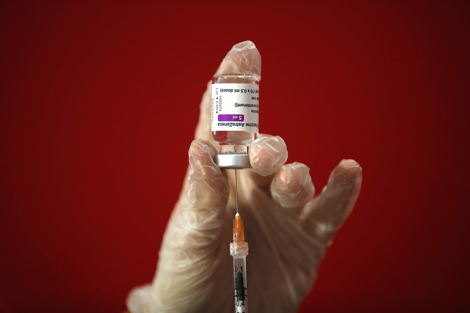 A është kjo arsyeja pse disa njerëz pësojnë mpiksje gjaku pas vaksinës AstraZeneca?