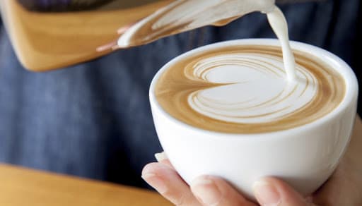 Kafe dhe qumësht, një kombinim i gabuar për mëngjes