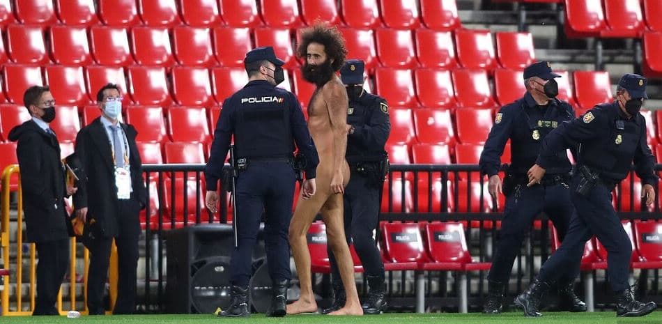 Tifozi futet nudo në fushë, ndërpritet ndeshja e Europa League