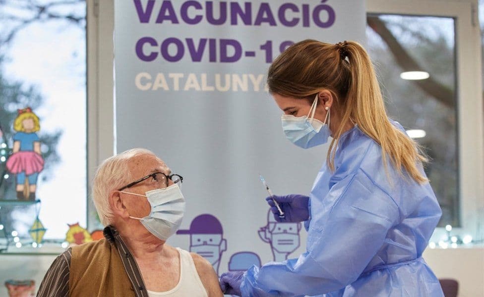 Belgjika pezullon AstraZeneca për personat nën 55 vjeç. Spanja e lejon për grupmoshën mbi 60 vjeç