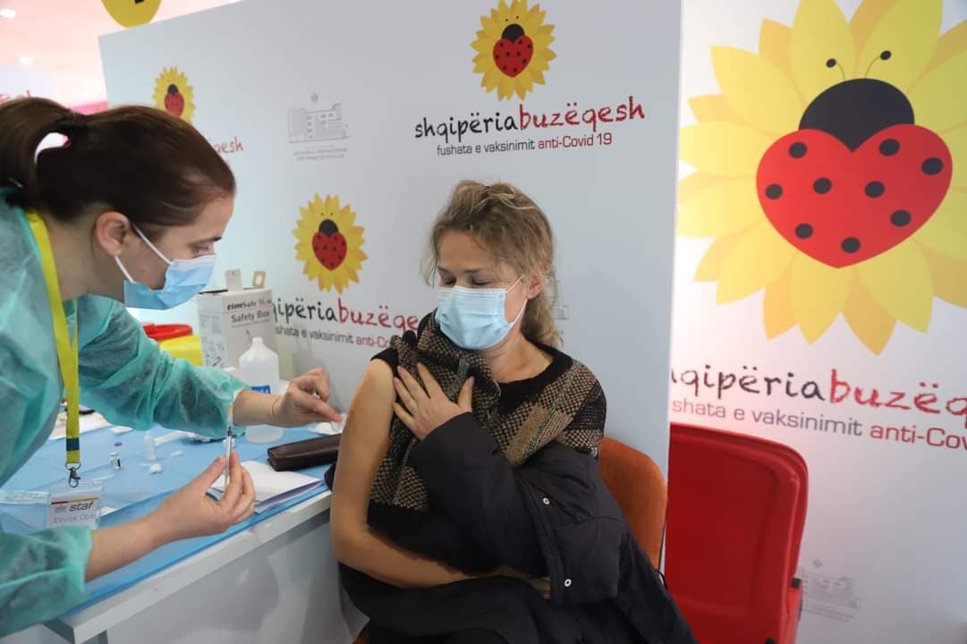 Ka problem nëse marrim dy vaksina të ndryshme? Përgjigjet OBSH