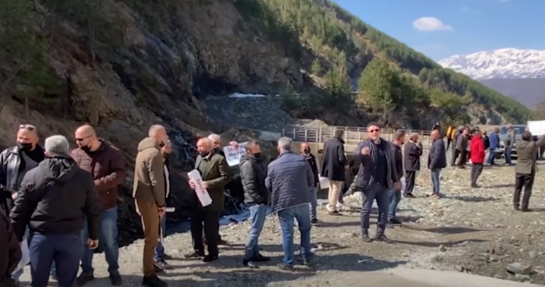 Banorët e dy fshatrave në Mirditë protestë për ndërtimin e HEC-it në zonë (VIDEO)