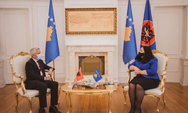 Osmani me ambasadorin Minxhozi: Prioriteti ynë, sigurimi i vaksinave për qytetarët