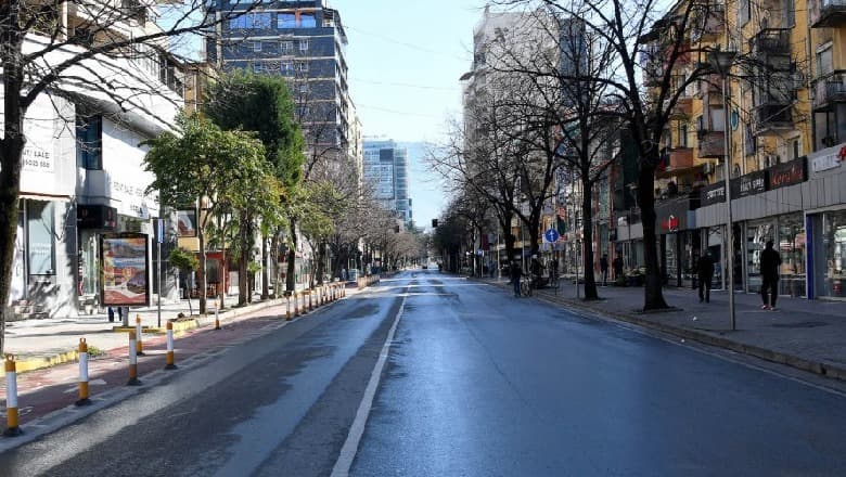 Sot hyjnë në fuqi masat e reja lehtësuese/ Shqiptarët lëvizin dy orë më shumë për 14 ditë