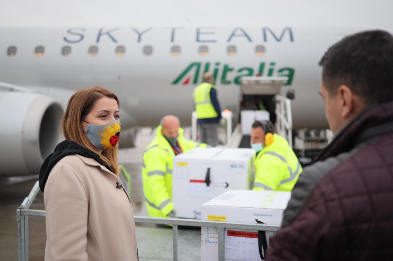 Vijnë 40.800 doza në aeroport, Manastirliu: Presim edhe 250 mijë në ditët në vijim