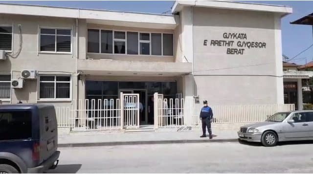 Plagosën policin në Berat, Gjykata lë në burg tre vëllezërit