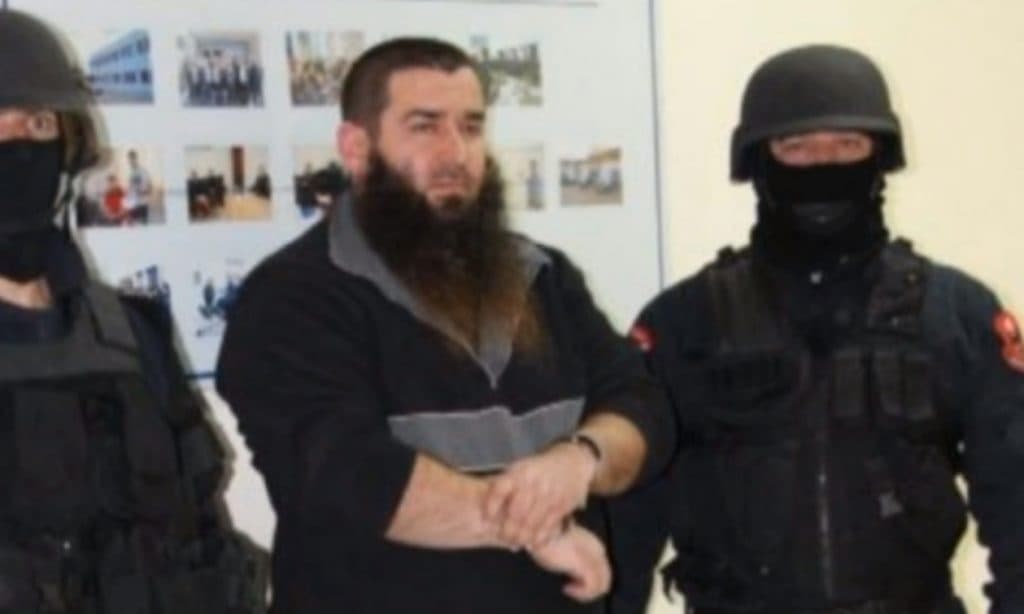 Ky është personi që plagosi me armë përfaqësuesin tek zyra e PD: Kërkohej para 7 vitesh nga Interpol Roma