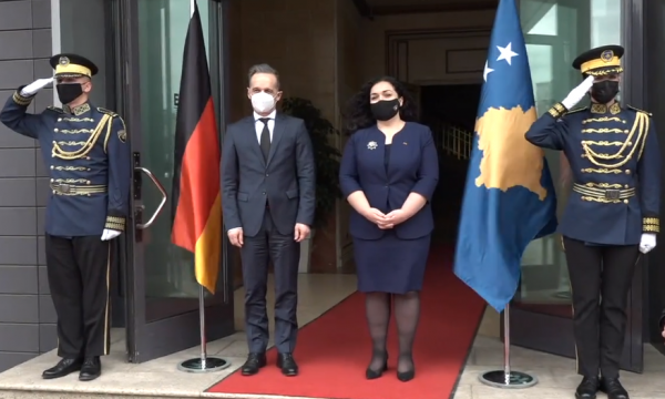 Ministri i Jashtëm gjerman në Kosovë: Programi i vaksinimit në fokus të bisedimeve zyrtare