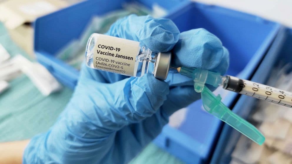 CDC dhe FDA rikthejnë injektimet me vaksinën “Johnson & Johnson”