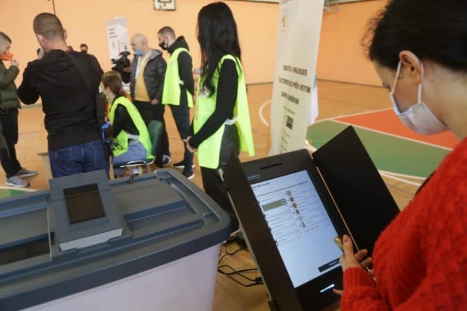 KQZ: Votimi mund të nisë edhe pa pajisjet e identifikimit elektronik, nëse nuk mbërrijnë deri në orën 06:45