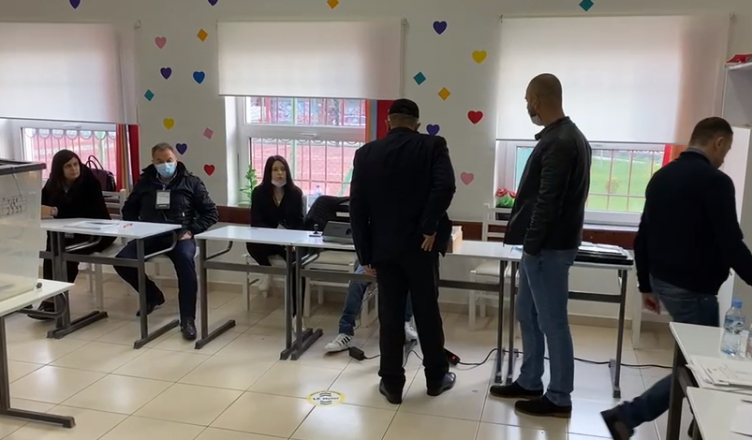 Qytetari përplaset fizikisht me vëzhguesin në Korçë, donte të votonte familjarisht