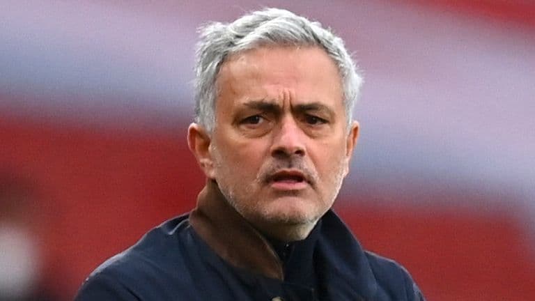 Jose Mourinho firmos për Romën