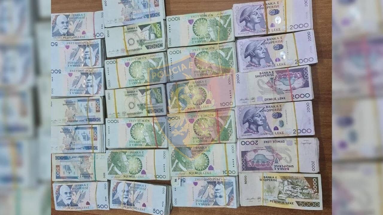 Vodhën 3 mln lekë në pikën valutore, arrestohet një prej autorëve, 2 në kërkim