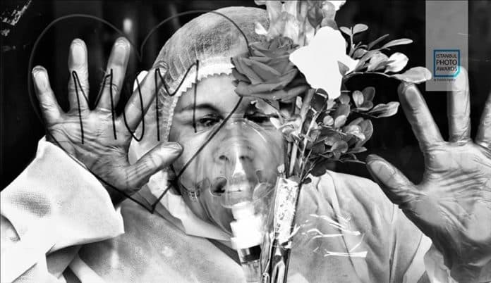 ”Dashuria e nënës” fotoja fituese e Istanbul Photo Awards 2021
