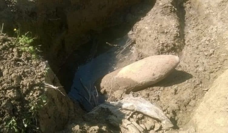 Një banor në Vlorë gjen një predhë luftarake të Luftës së Dytë Botërore (VIDEO)