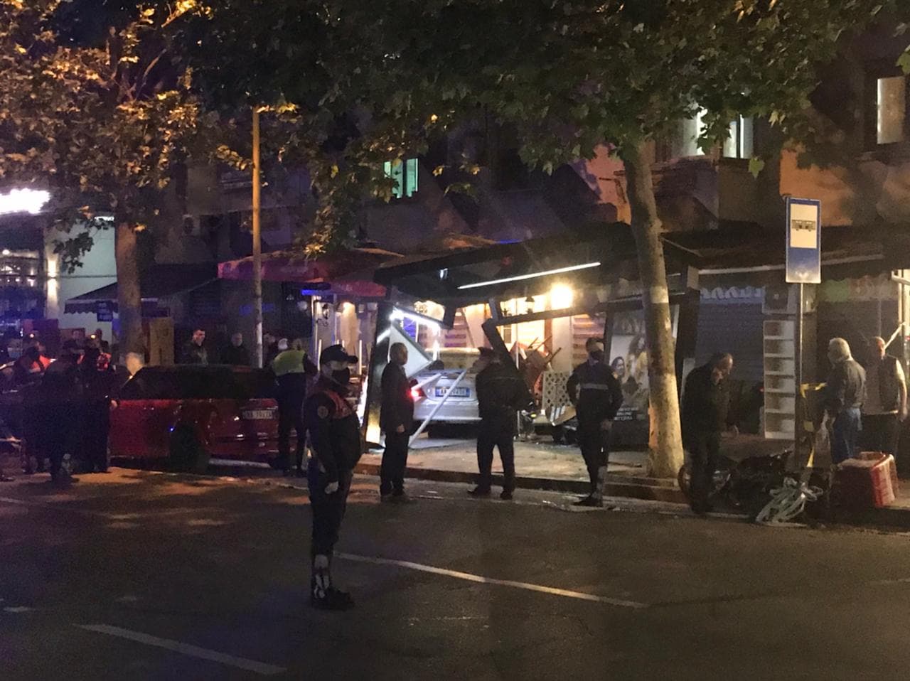 Aksident i rëndë te ura e “Vasil Shantos”, makina përplas 2 qytetarë në stacionin e urbanit