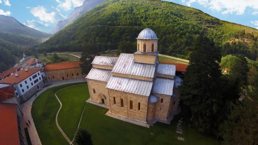 “Europa Nostra” shpall Manastirin e Deçanit “monument në rrezik”/ Gërvalla dhe Çeku: Vendimi i ndikuar politikisht
