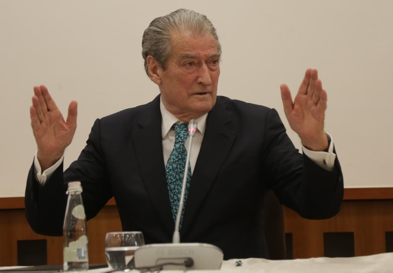 Berisha padit në gjykatë sekretarin amerikan të Shtetit: Më ka cenuar nderin (VIDEO)