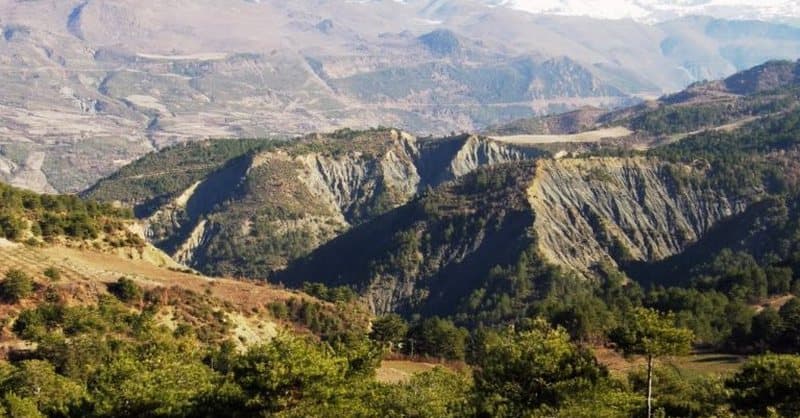 E rëndë në Përmet, 14-vjeçarja bie në humnerë