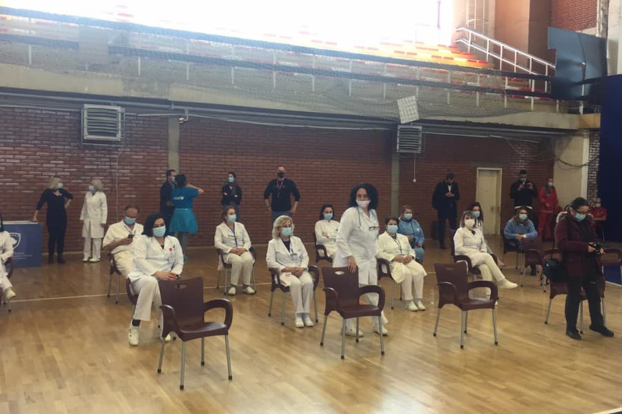 U vaksinuan me Astra Zeneca në Kukës/ Sot mjekët injektojnë dozën e dytë me Pfizer në Prishtinë