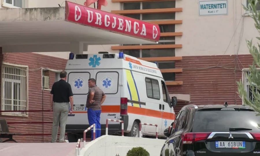 Vlorë, një person mbërrin i plagosur në spital