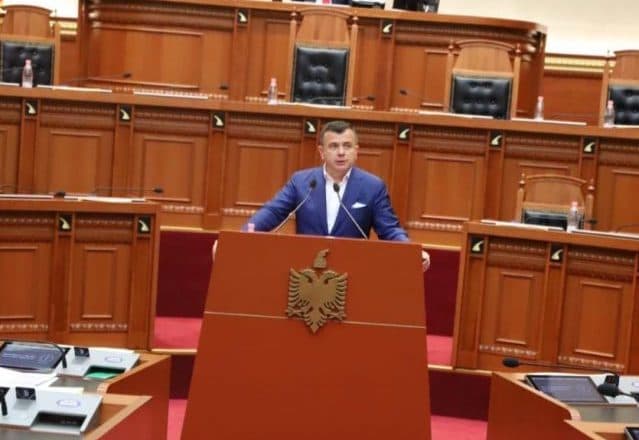 Balla i “shtrin dorën” opozitës: Le të punojmë së bashku në shtator për vijimin e Reformës Zgjedhore (VIDEO)